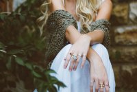 Het combineren van sieraden met zomerse outfits: stijlvol en luchtig