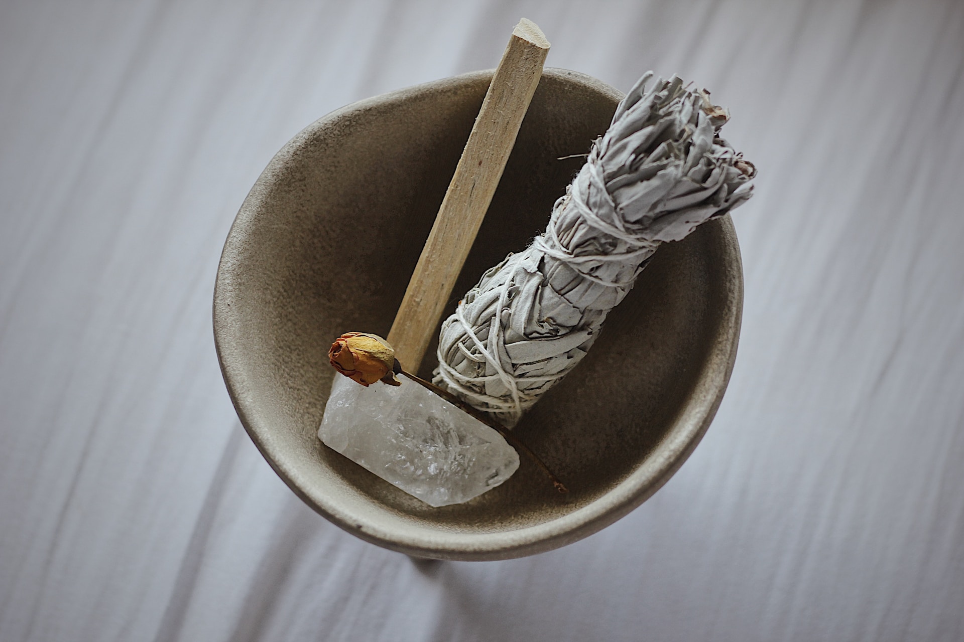 De spirituele wereld met wierook en edelstenen sieraden
